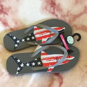 Mens Grey Patriotic Shark  Flip Flops  L 10/11 NWT